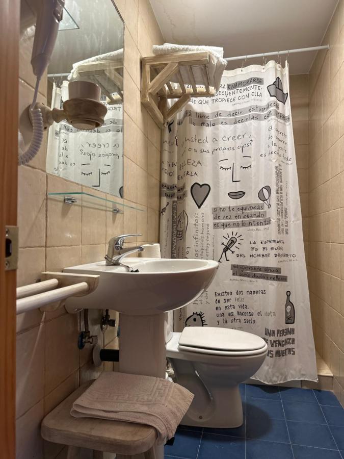 טולוקס Hostal Moon מראה חיצוני תמונה